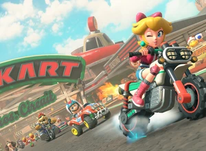 Персонаж в розовом костюме едет на мотоцикле по трассе с другими гонщиками.