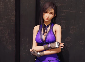 Девушка в фиолетовом топе и перчатках стоит, скрестив руки, на темном фоне.