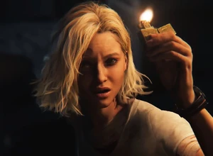 Женщина с короткими светлыми волосами держит зажженную спичку, выглядит обеспокоенной.