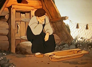 Женщина в традиционной одежде сидит у двери домика и грустит. Рядом - лодка.