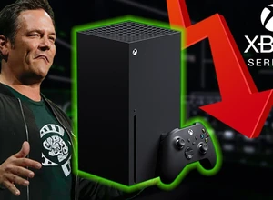 Человек с улыбкой стоит рядом с консолью Xbox Series X и контроллером.
