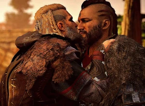 Два мужчины в обречённых на крепком объятии, окружающая природа светится при закате.