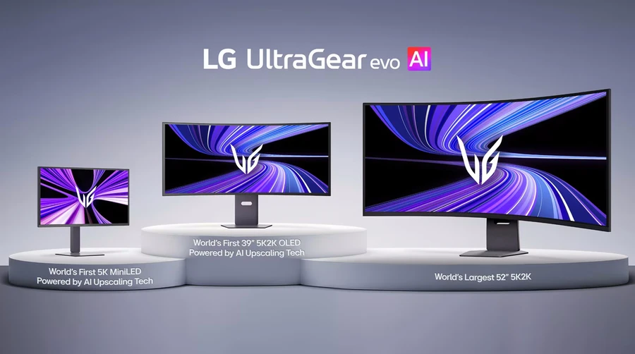 Логотип LG UltraGear с тремя мониторами на подставках, отображающими абстрактные узоры.