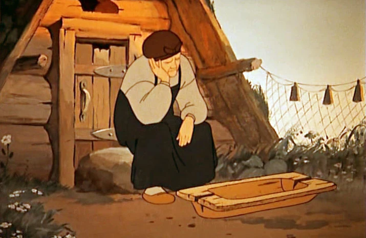 Женщина в традиционной одежде сидит у двери домика и грустит. Рядом - лодка.