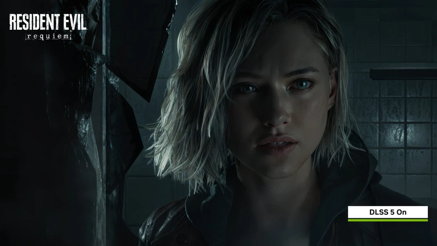 Темная сцена с женщиной с короткими светлыми волосами, серьезным выражением лица.