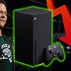 Человек с улыбкой стоит рядом с консолью Xbox Series X и контроллером.