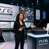 Женщины на сцене презентации PlayStation, зрители applaud.
