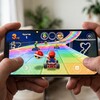 На смартфоне играют в гонки на яркой трассе, управляя персонажем в картинге.