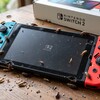 На столе находится консоль Nintendo Switch 2, окруженная насекомыми.